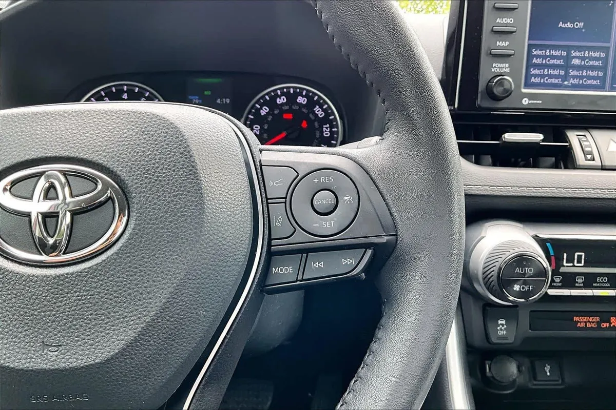 2022 Toyota RAV4 XLE Premium thumbnail 27