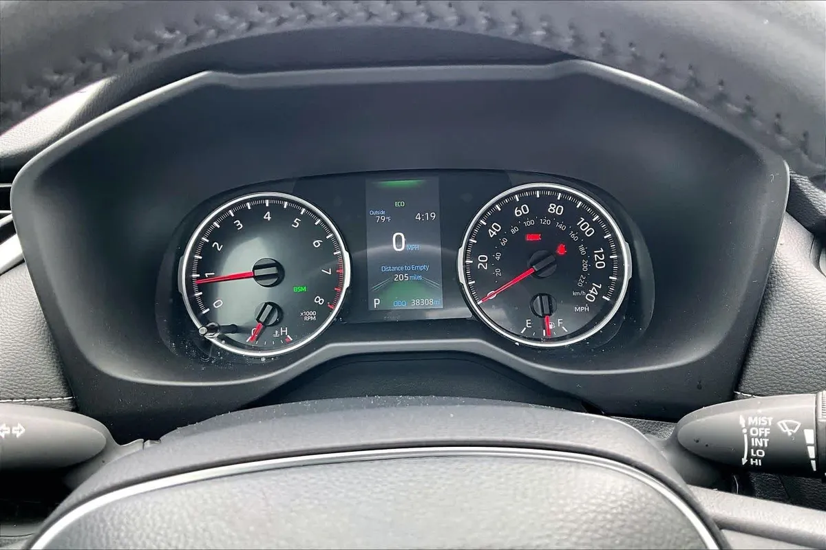 2022 Toyota RAV4 XLE Premium thumbnail 28