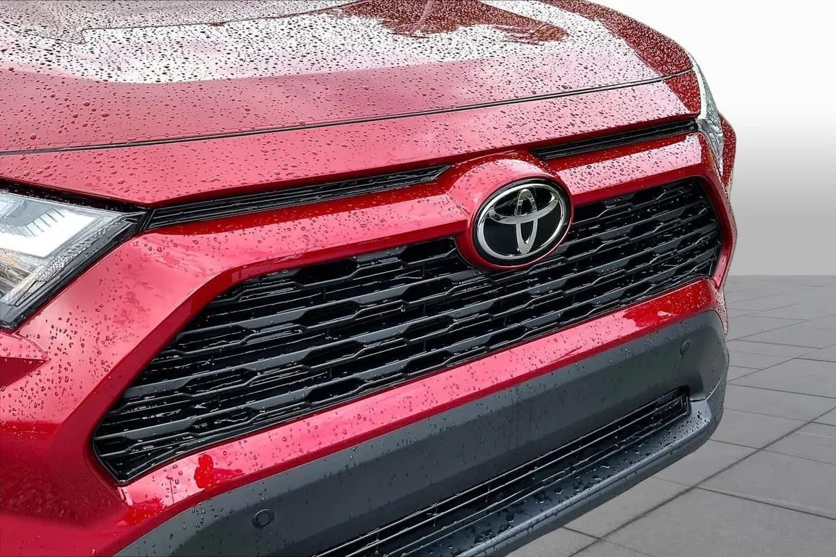 2022 Toyota RAV4 XLE Premium thumbnail 32
