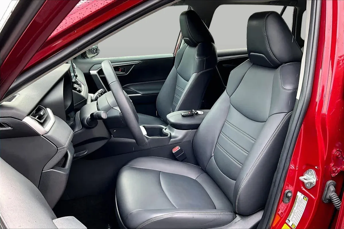2022 Toyota RAV4 XLE Premium thumbnail 7