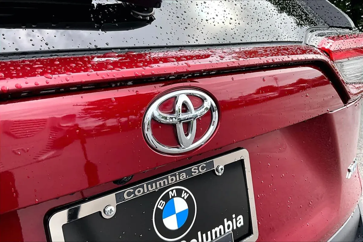 2022 Toyota RAV4 XLE Premium thumbnail 9