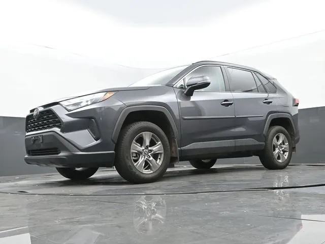 2022 Toyota RAV4 XLE thumbnail 12