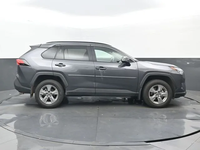 2022 Toyota RAV4 XLE thumbnail 2