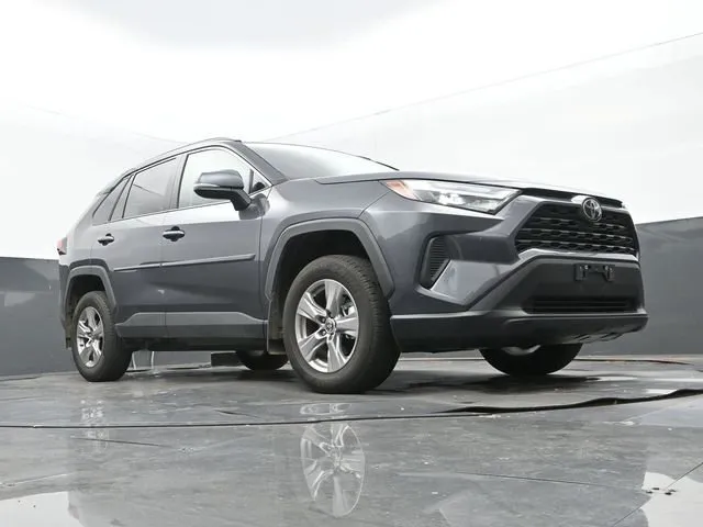 2022 Toyota RAV4 XLE thumbnail 9