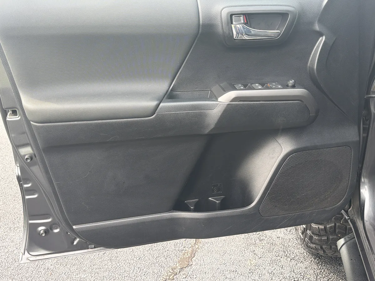 2022 Toyota Tacoma 2WD TRD Off Road thumbnail 21