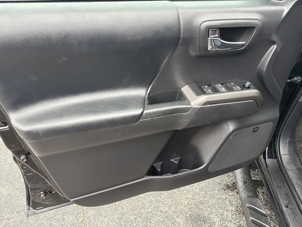 2022 Toyota Tacoma Limited thumbnail 18
