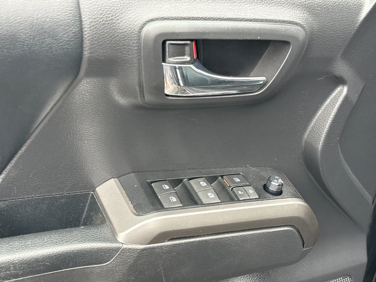 2022 Toyota Tacoma Limited thumbnail 19
