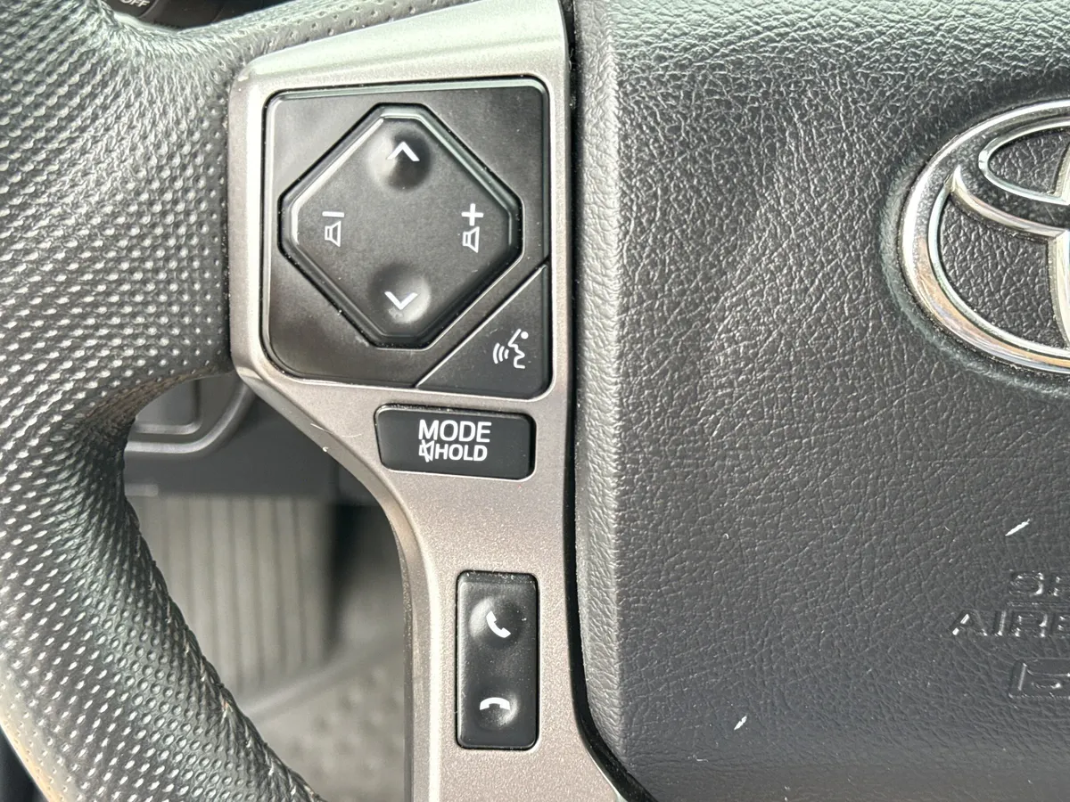 2022 Toyota Tacoma Limited thumbnail 26