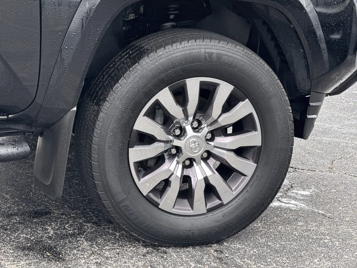 2022 Toyota Tacoma Limited thumbnail 5