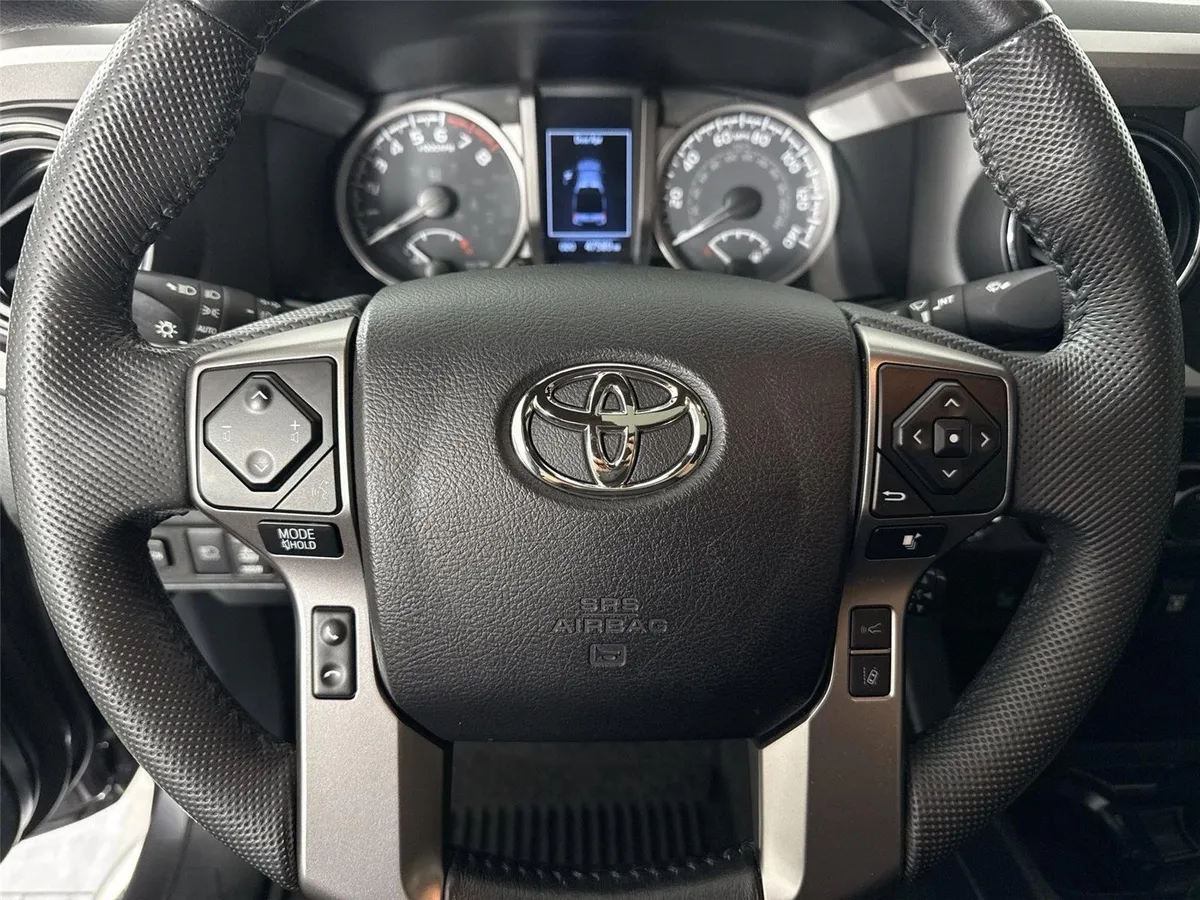 2022 Toyota Tacoma Limited thumbnail 16