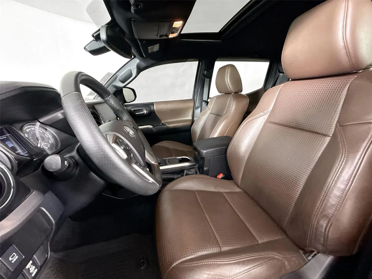 2022 Toyota Tacoma Limited thumbnail 3