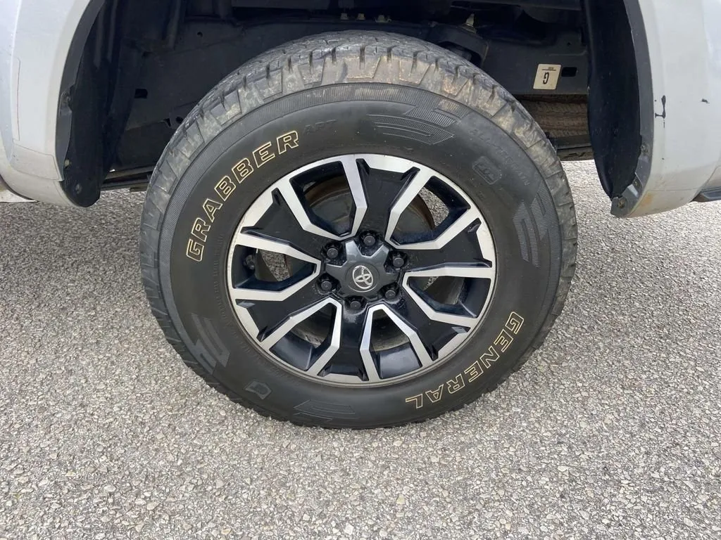 2022 Toyota Tacoma TRD Sport thumbnail 9