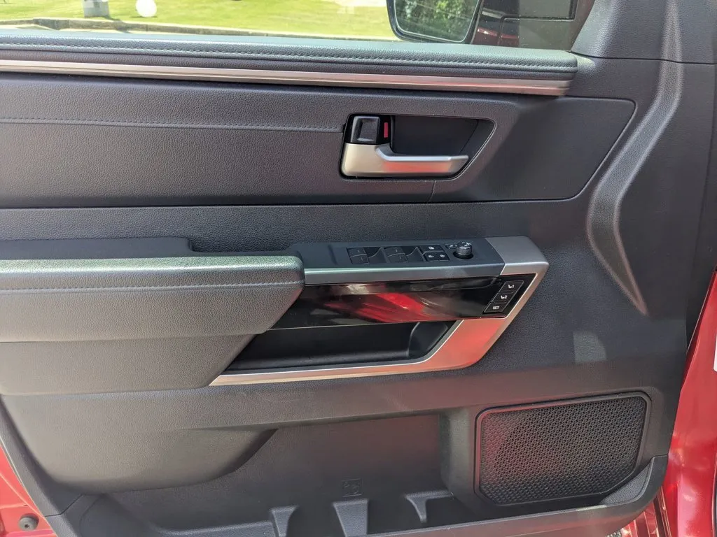2022 Toyota Tundra 4WD Limited thumbnail 11