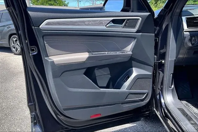 2022 Volkswagen Atlas Cross Sport 3.6L V6 SE w/Technology thumbnail 17