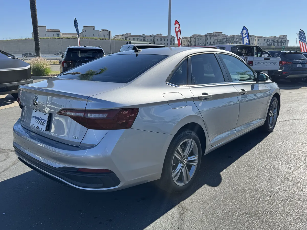 2022 Volkswagen Jetta SE thumbnail 9
