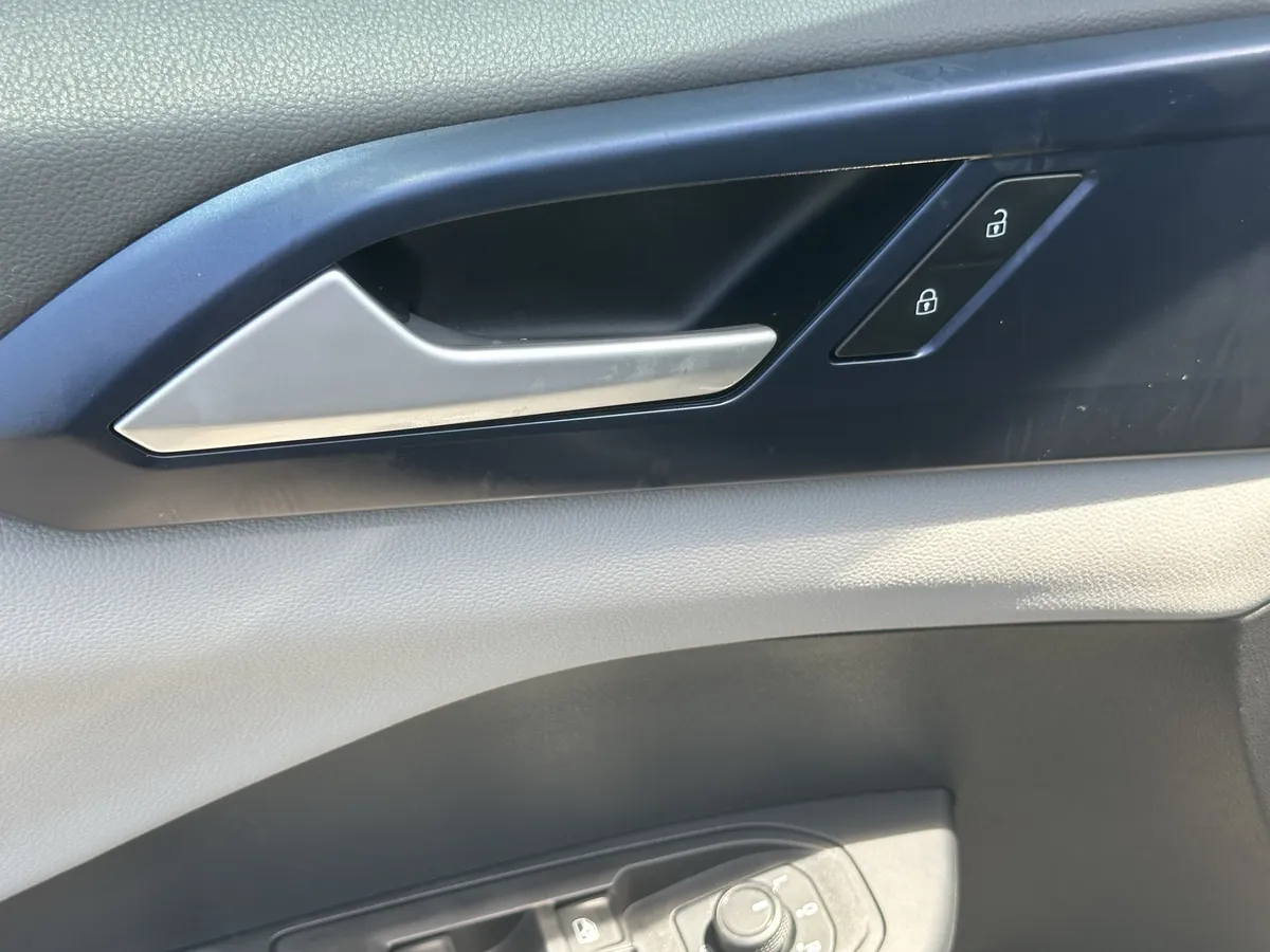 2022 Volkswagen Taos SE thumbnail 12