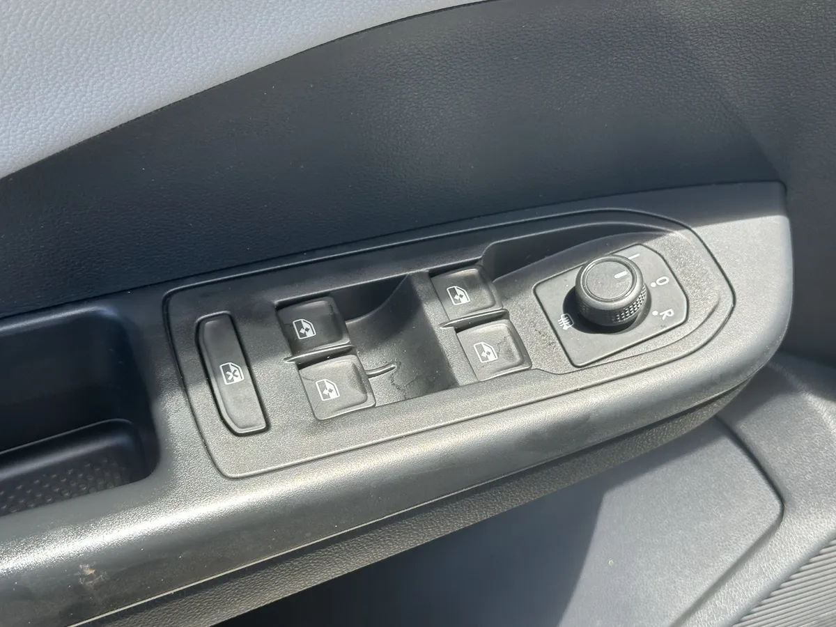 2022 Volkswagen Taos SE thumbnail 13