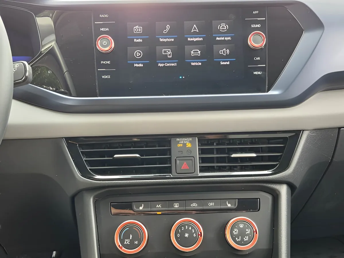 2022 Volkswagen Taos SE thumbnail 16