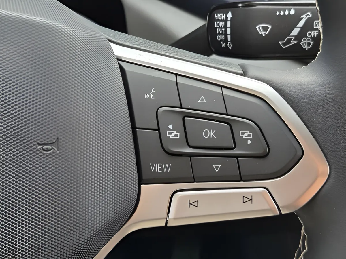 2022 Volkswagen Taos SE thumbnail 21