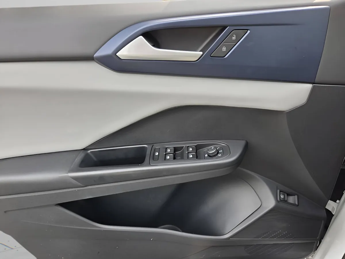 2022 Volkswagen Taos SE thumbnail 23