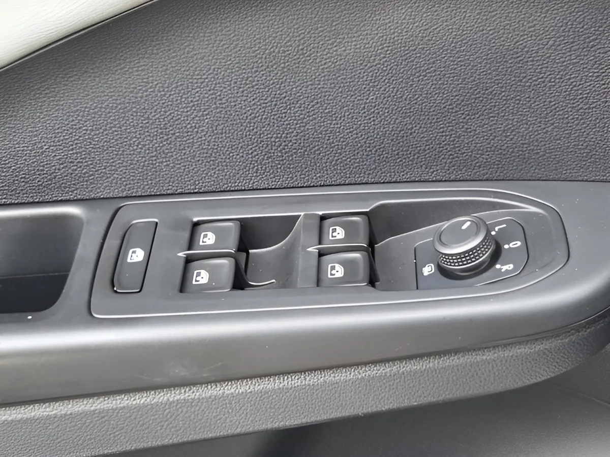 2022 Volkswagen Taos SE thumbnail 24