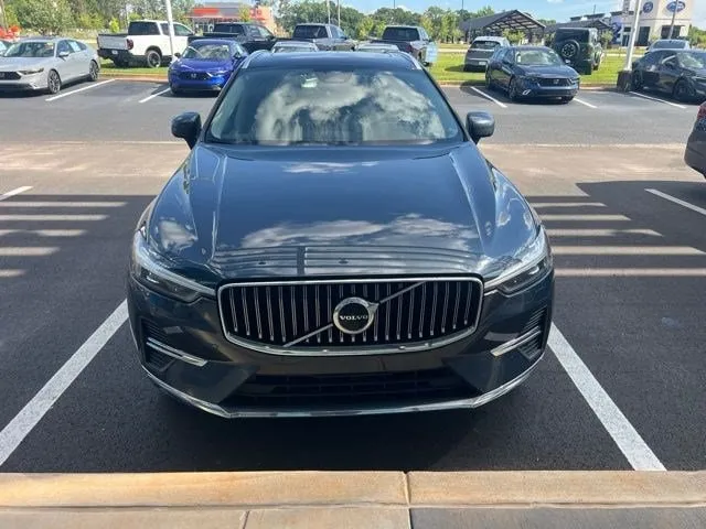 2022 Volvo XC60 B6 AWD Inscription thumbnail 2