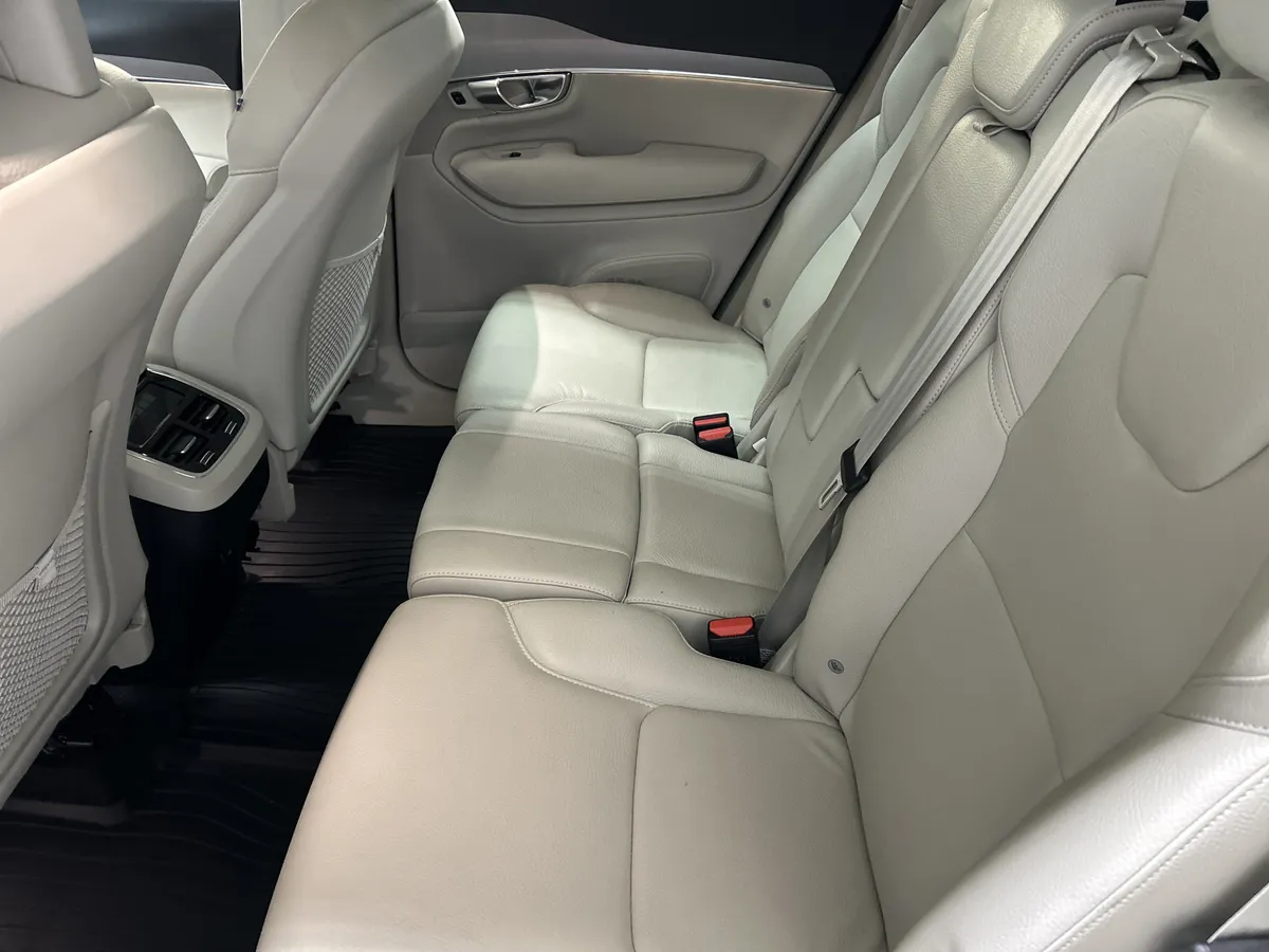 2022 Volvo XC90 Momentum thumbnail 7