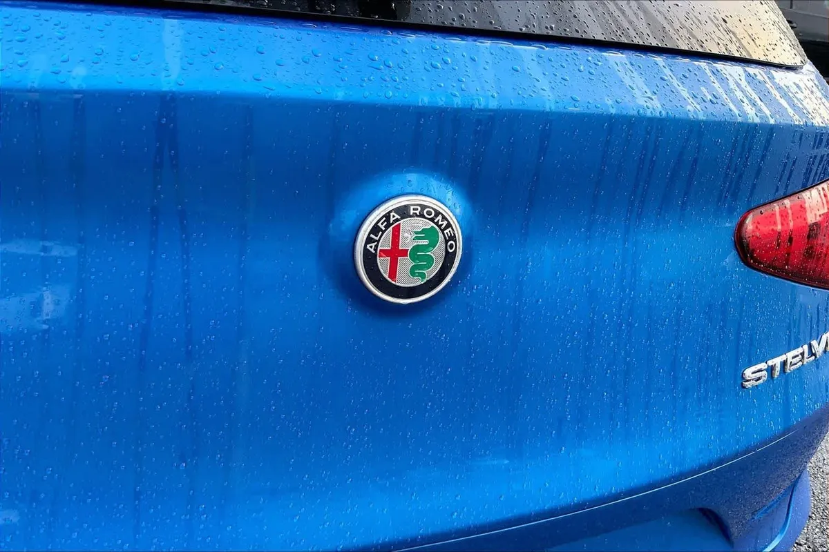 2023 Alfa Romeo Stelvio Veloce thumbnail 10