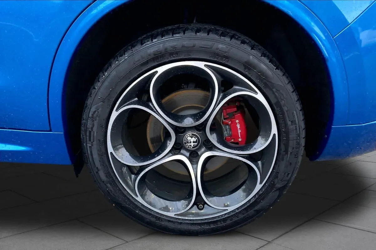 2023 Alfa Romeo Stelvio Veloce thumbnail 11