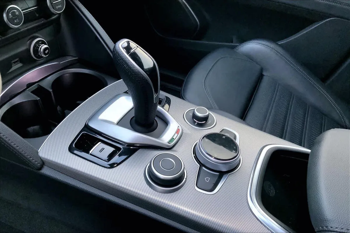2023 Alfa Romeo Stelvio Veloce thumbnail 16