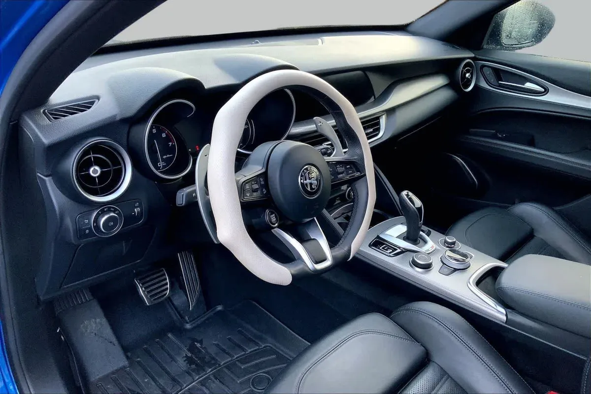 2023 Alfa Romeo Stelvio Veloce thumbnail 17