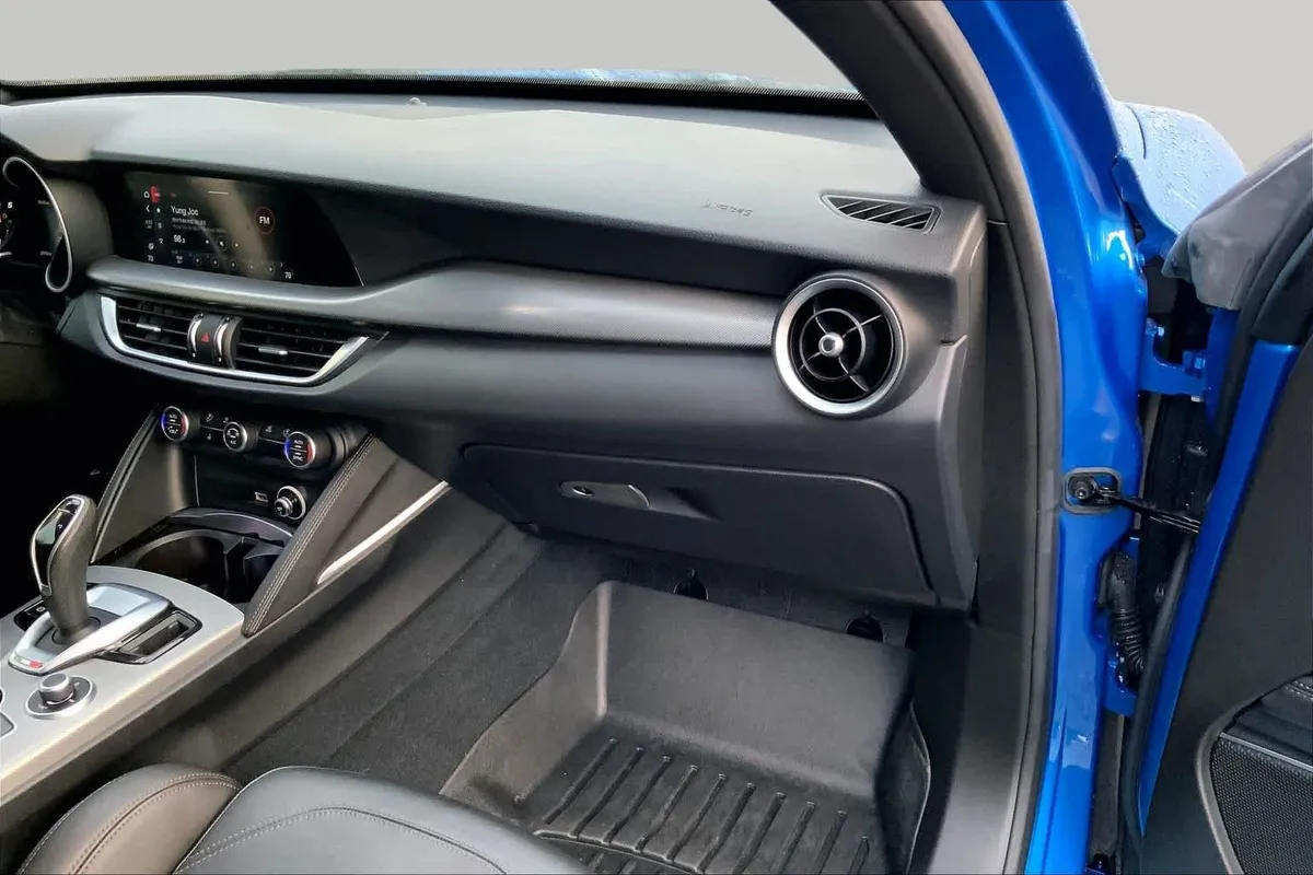 2023 Alfa Romeo Stelvio Veloce thumbnail 18