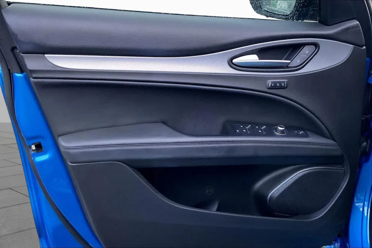 2023 Alfa Romeo Stelvio Veloce thumbnail 21