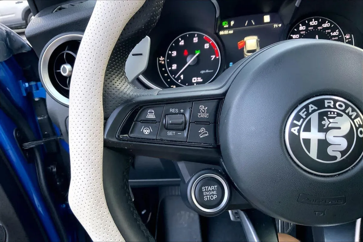 2023 Alfa Romeo Stelvio Veloce thumbnail 23