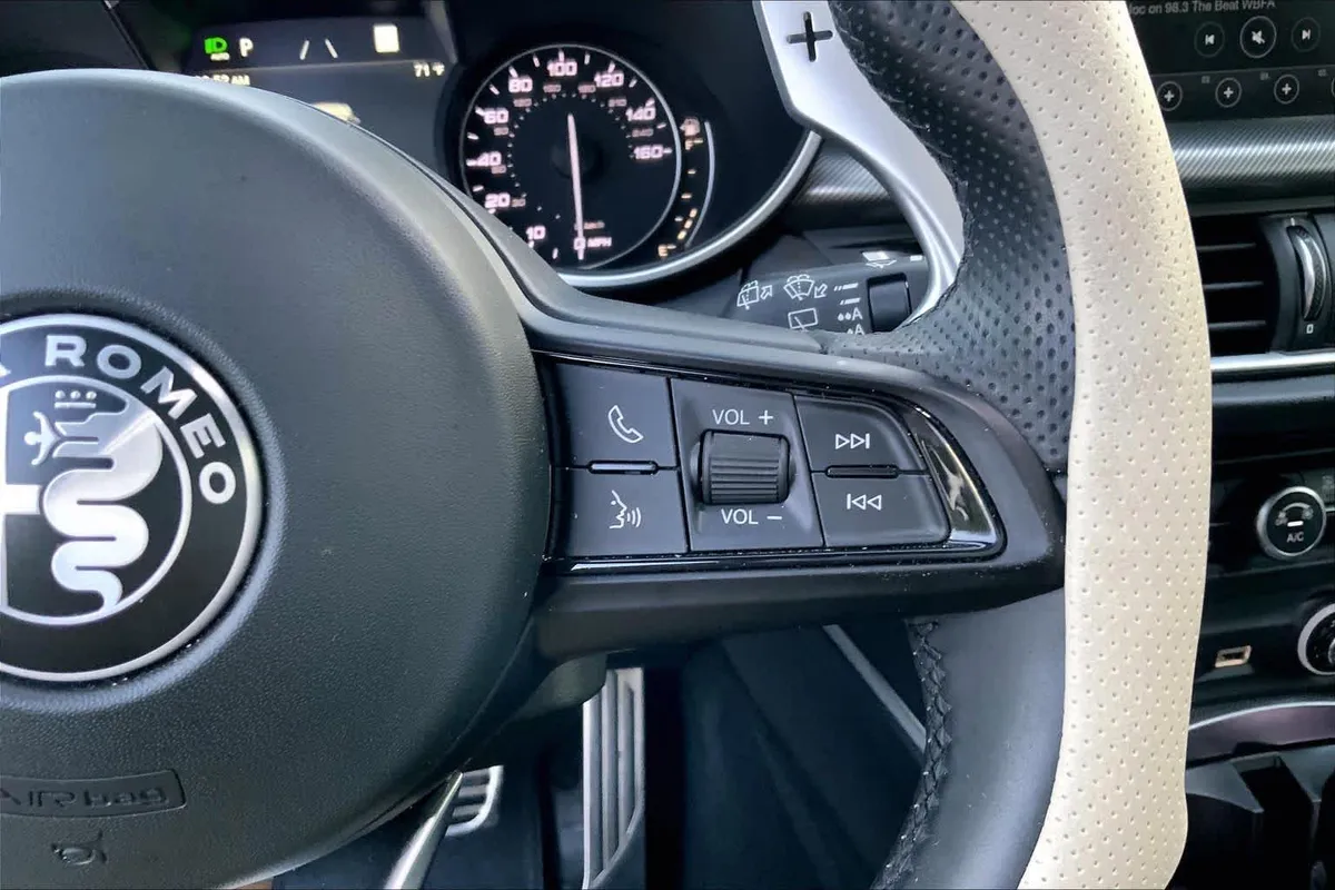 2023 Alfa Romeo Stelvio Veloce thumbnail 24