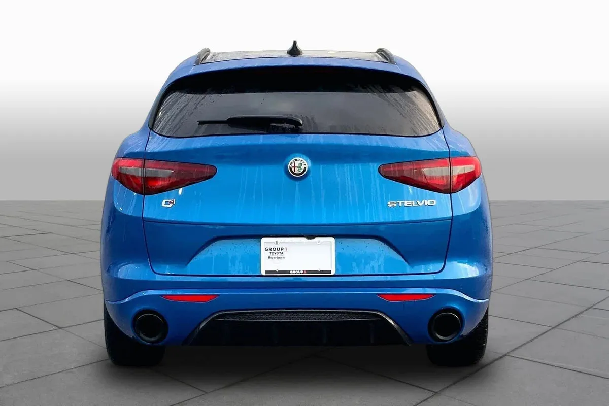 2023 Alfa Romeo Stelvio Veloce thumbnail 5