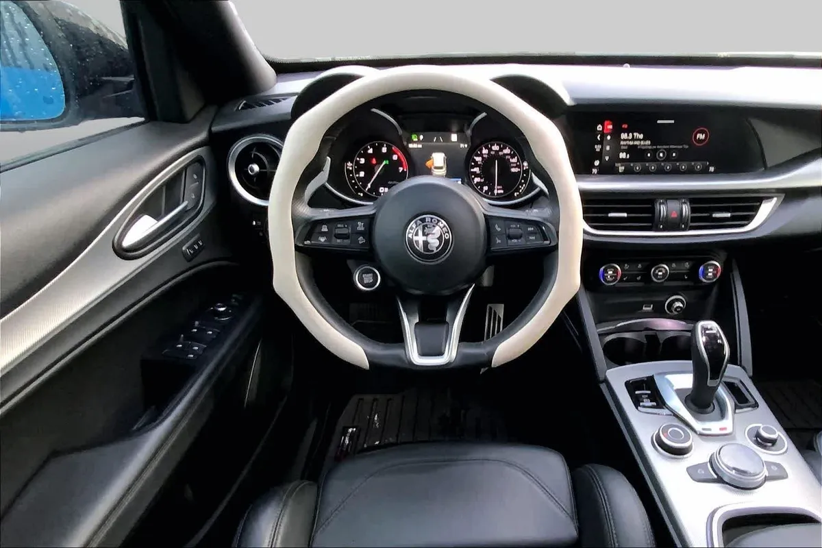 2023 Alfa Romeo Stelvio Veloce thumbnail 6