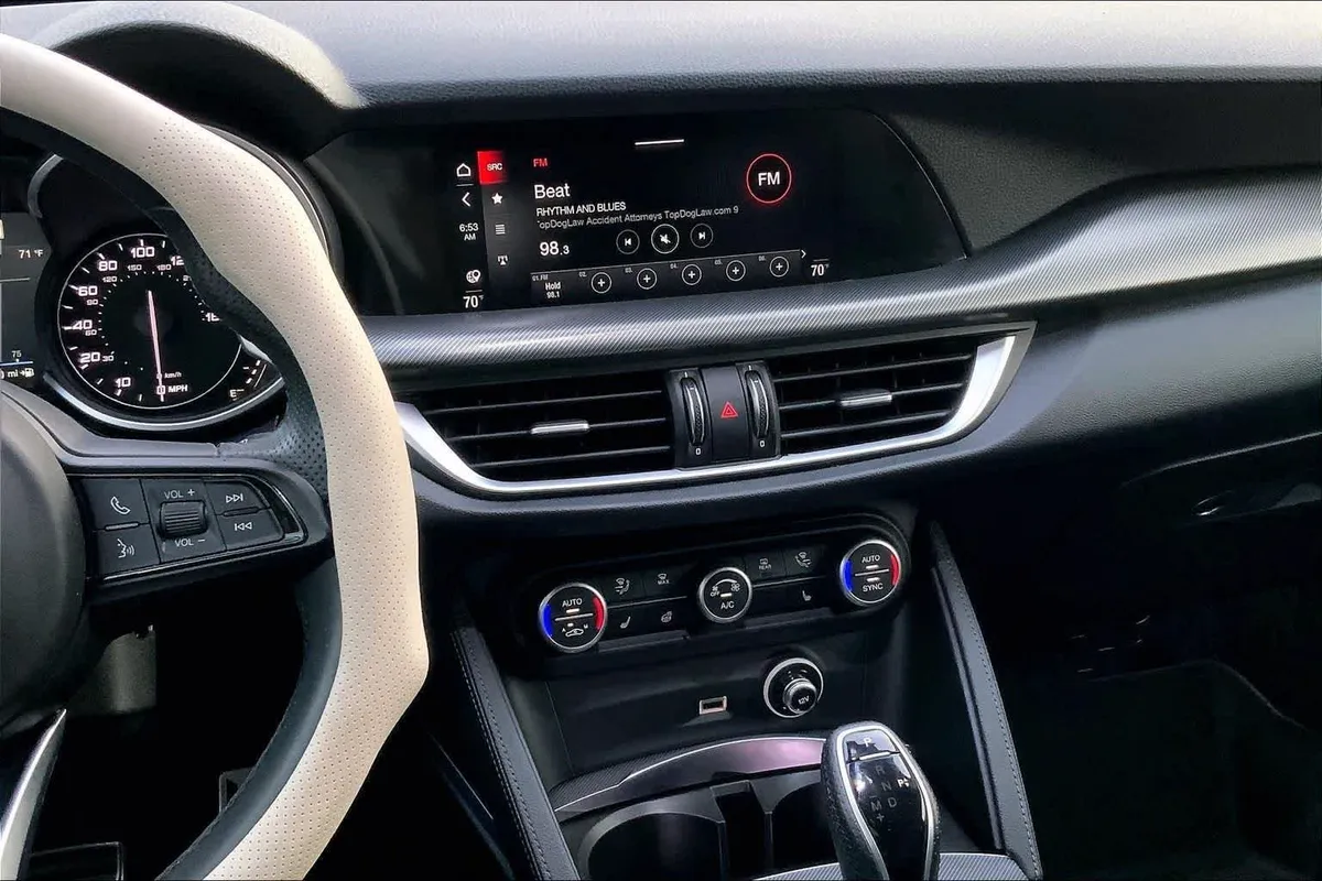 2023 Alfa Romeo Stelvio Veloce thumbnail 7