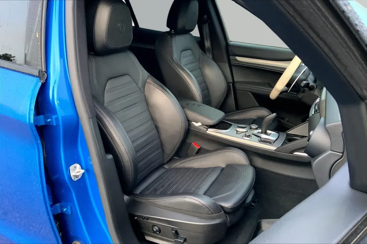 2023 Alfa Romeo Stelvio Veloce thumbnail 9