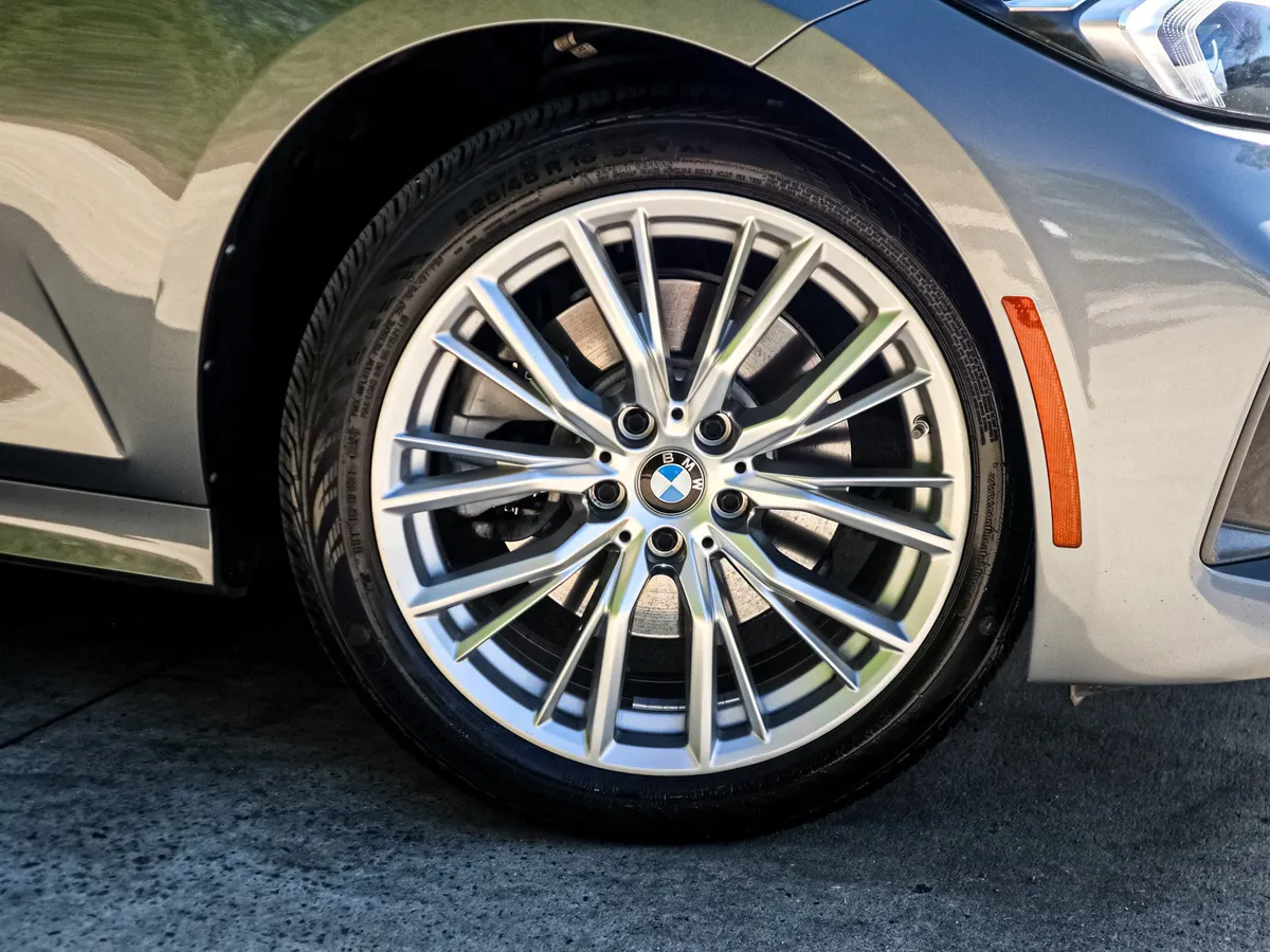 2023 BMW 3 Series 330i xDrive thumbnail 12