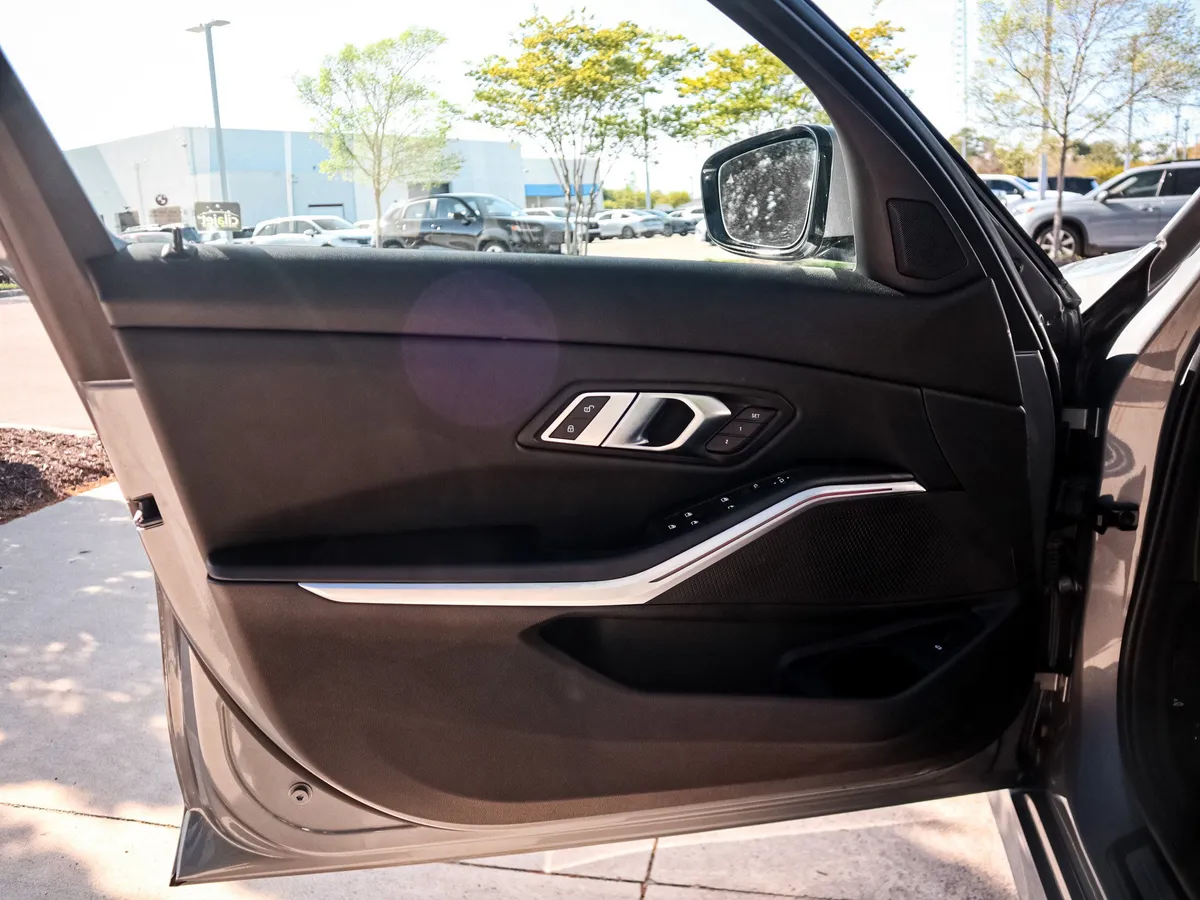 2023 BMW 3 Series 330i xDrive thumbnail 13