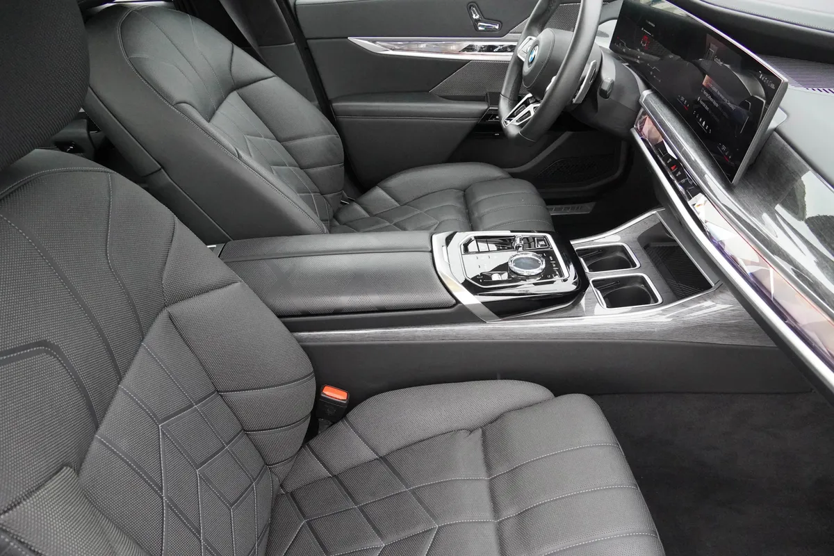 2023 BMW 7 Series 760i xDrive thumbnail 12
