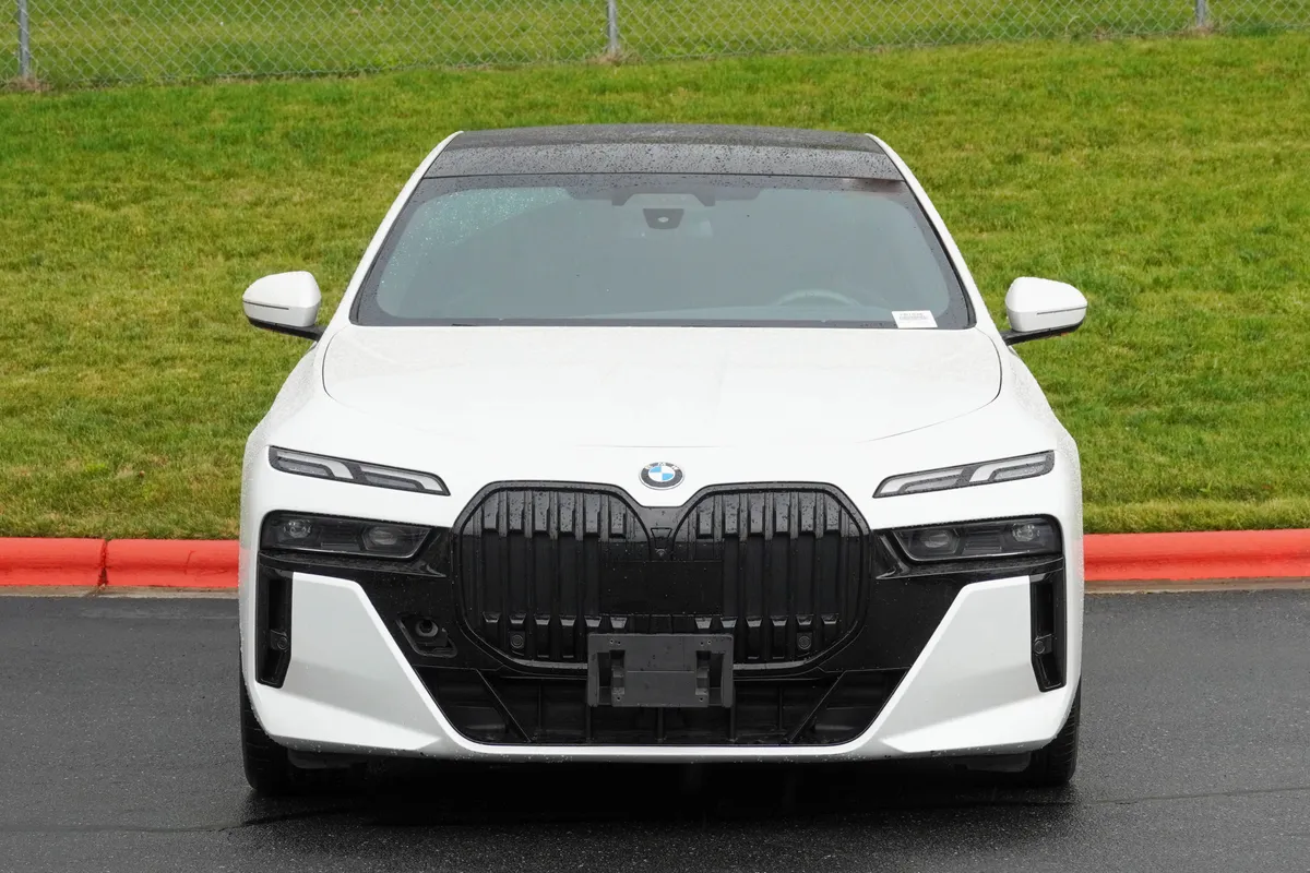 2023 BMW 7 Series 760i xDrive thumbnail 2