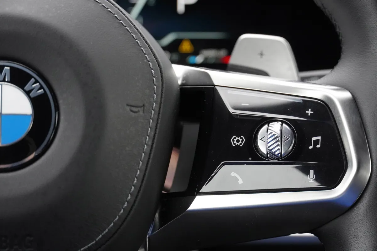 2023 BMW 7 Series 760i xDrive thumbnail 23