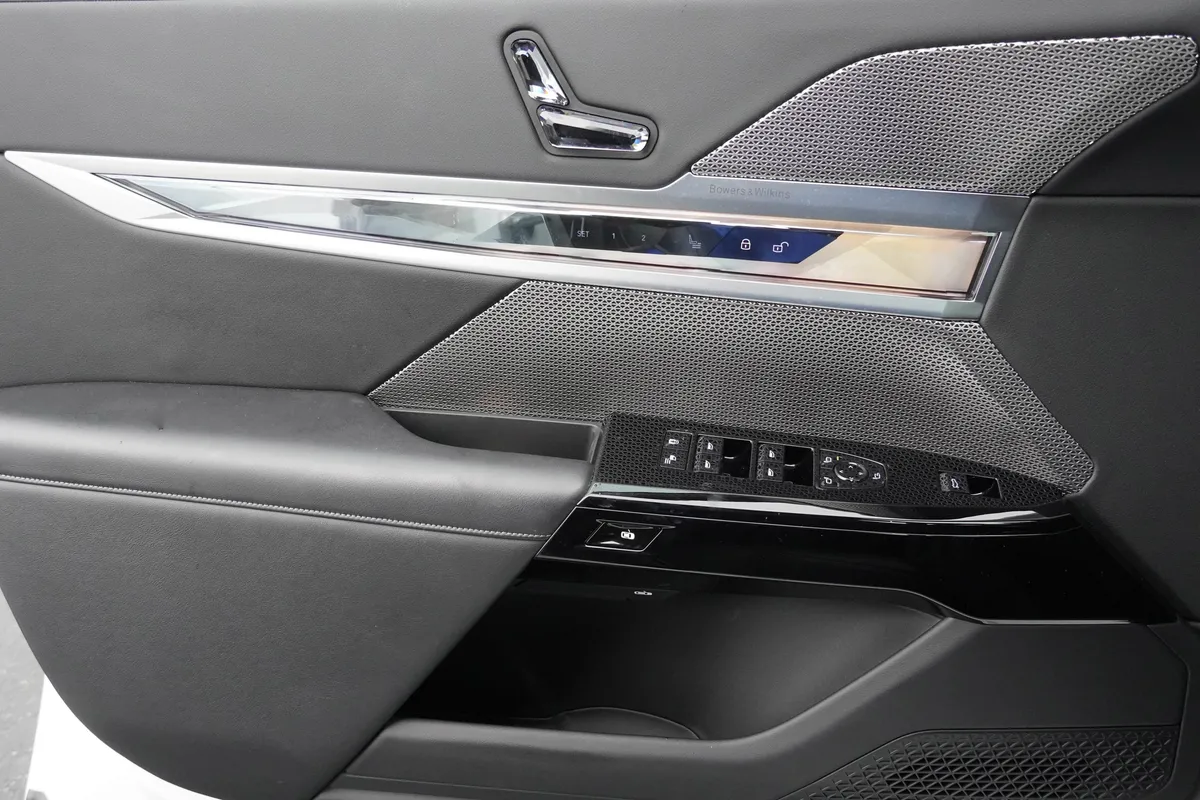 2023 BMW 7 Series 760i xDrive thumbnail 31