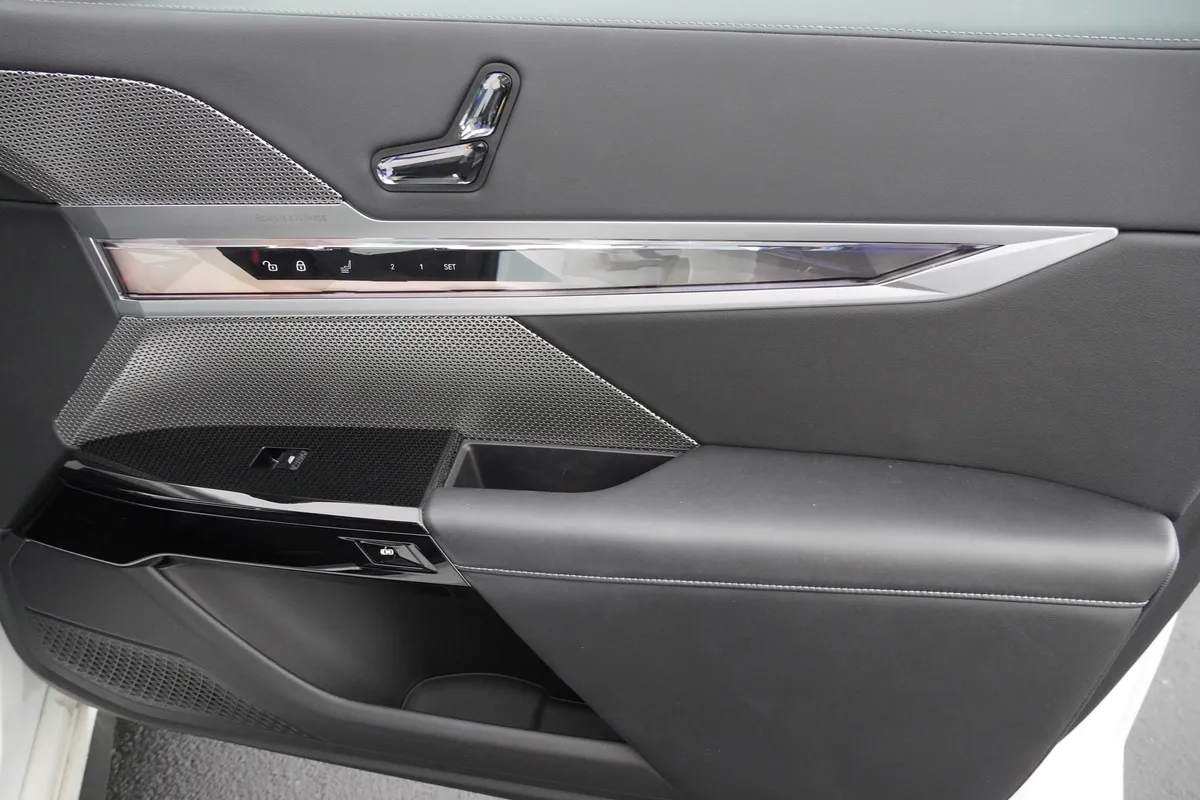 2023 BMW 7 Series 760i xDrive thumbnail 32