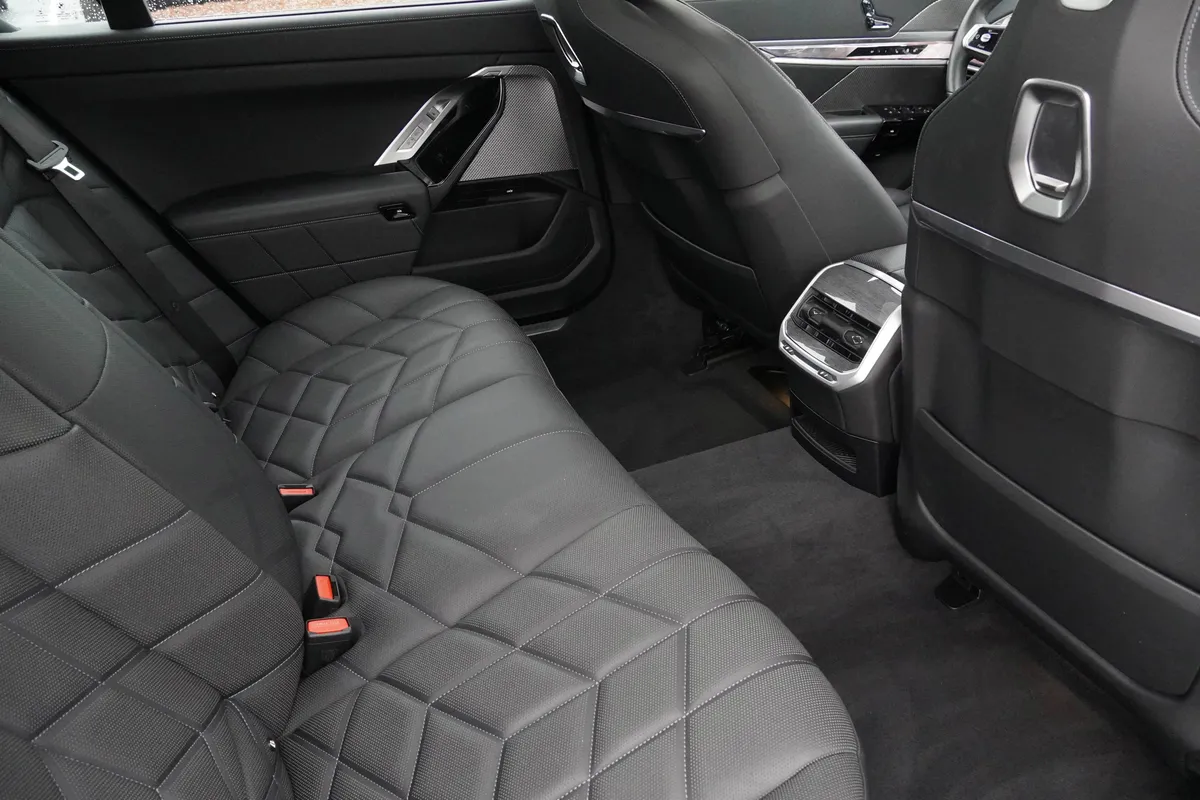 2023 BMW 7 Series 760i xDrive thumbnail 35