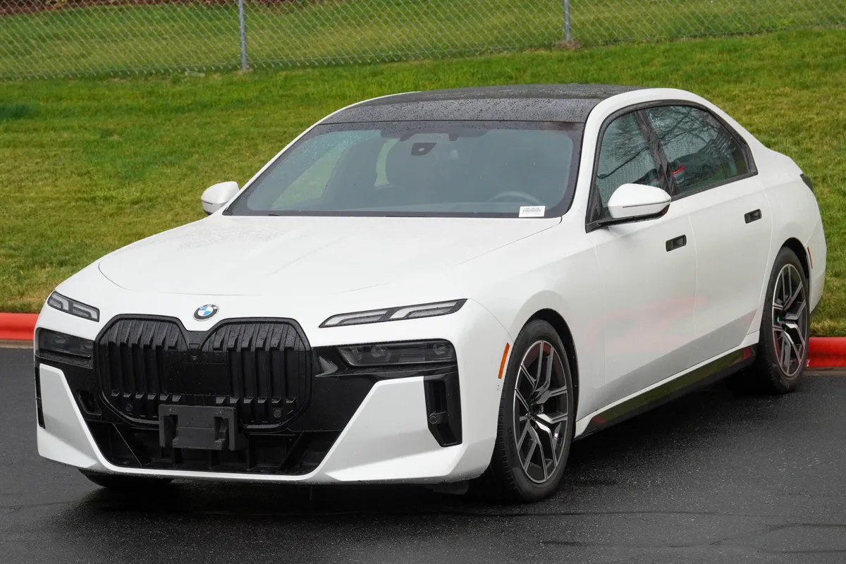 2023 BMW 7 Series 760i xDrive thumbnail 4