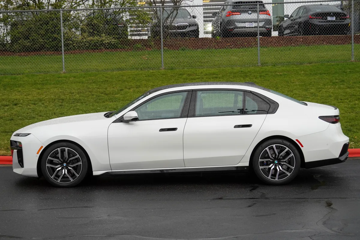 2023 BMW 7 Series 760i xDrive thumbnail 5