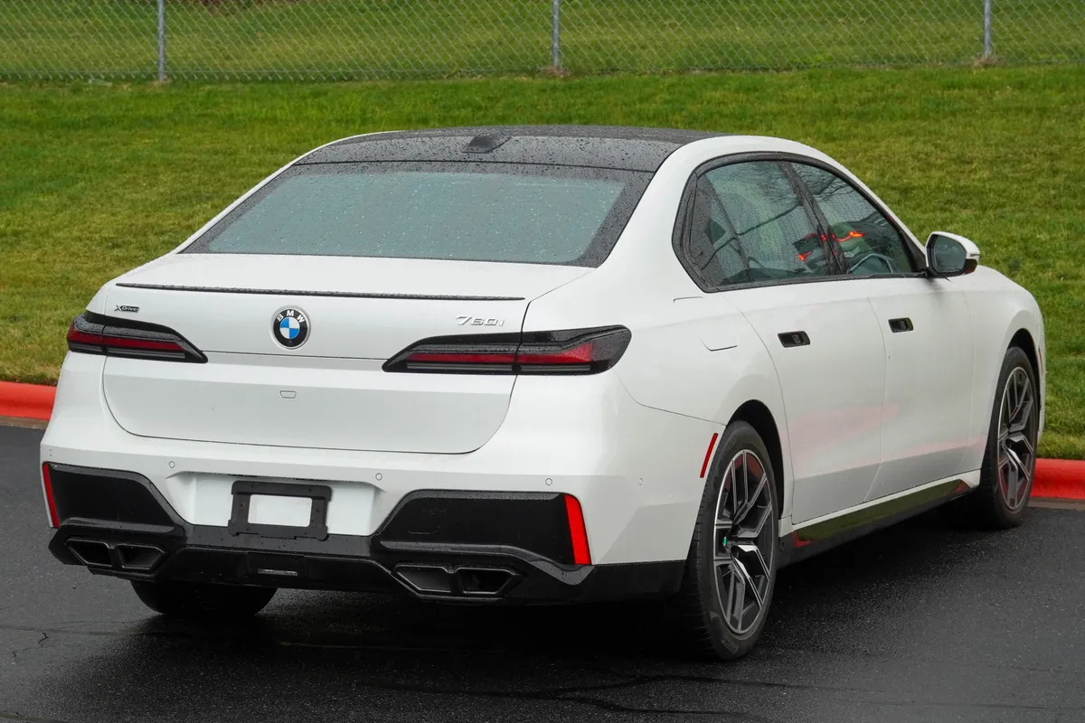 2023 BMW 7 Series 760i xDrive thumbnail 8